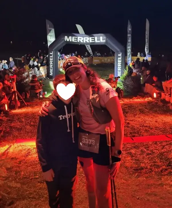 Aude Betzler, cliente Run Master Trail, tout sourire à l'arrivée de son ultra-trail de 70km de nuit sans blessure.