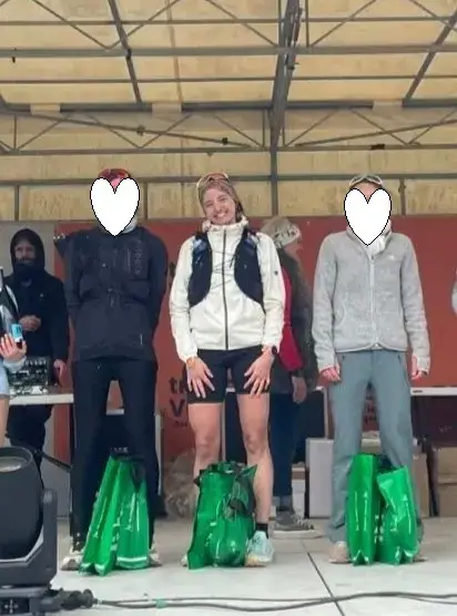 Roxane Lavollé sur le podium du Trail du Mont Ventoux suite à son accompagnement en coaching trail.